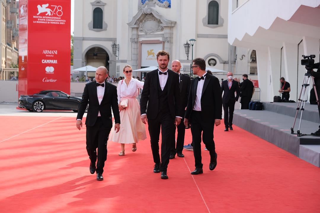 Драма претендує на здобуття головної нагороди фестивалю — "Золотого лева". Роман Луцький — по центру