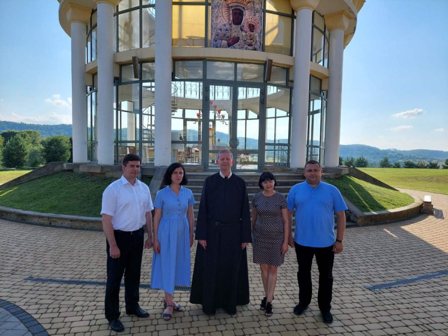 Калушани на зустрічі з настоятелем монастиря на Ясній Горі в Гошеві о. Мар'яном Горбельним