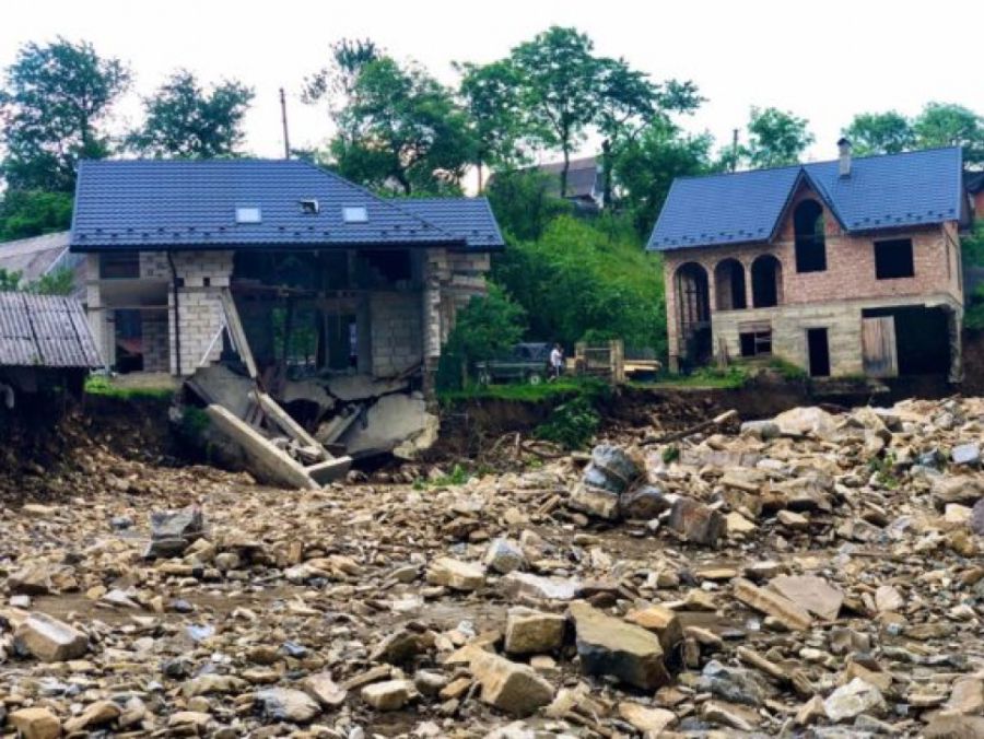 Паводок у Білих Ославах в червні 2020 року відрізав село від світу