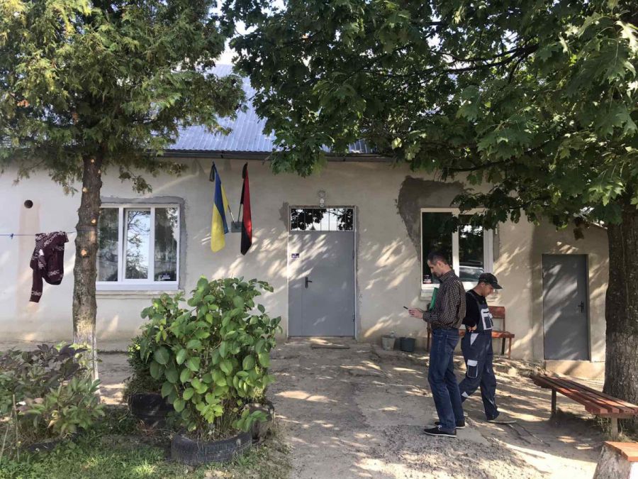 На території кладовища були старі дерев’яні туалети, які пропонувати відвідувачам було соромно