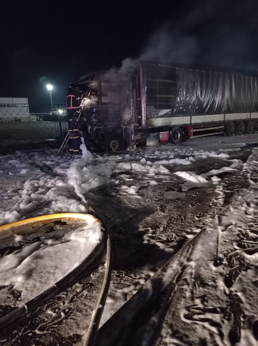 Про постарждалих через загорання фури не повідомляють. Фото: Іван Шикеринець