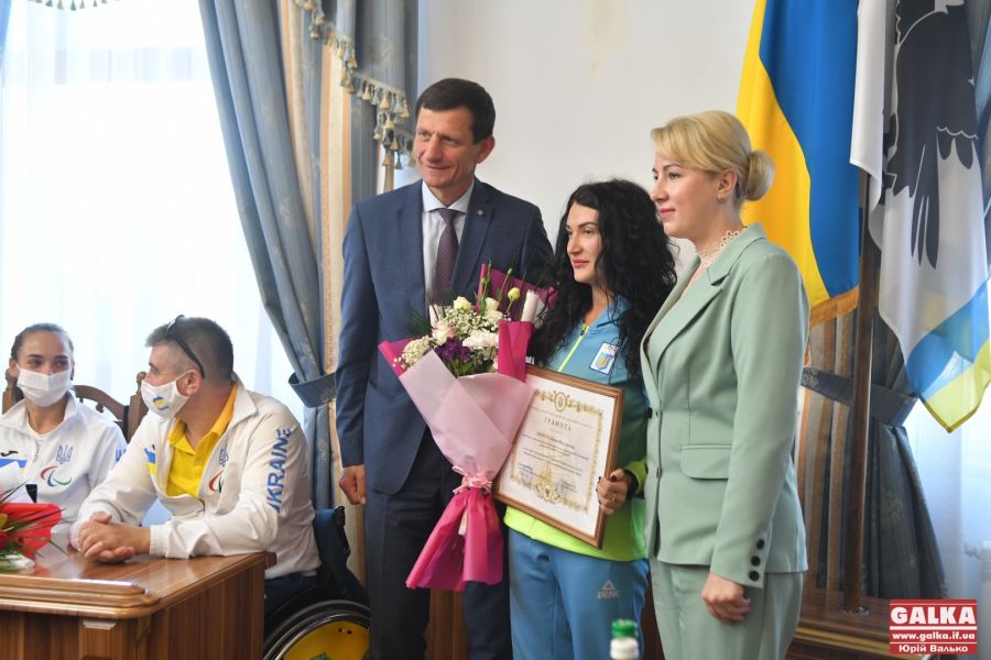 Нагороду отримує вихованка калуської школи легкої атлетики —  учасниця Олімпіади в Токіо Ганна Шевчук. Фото: galka.if.ua