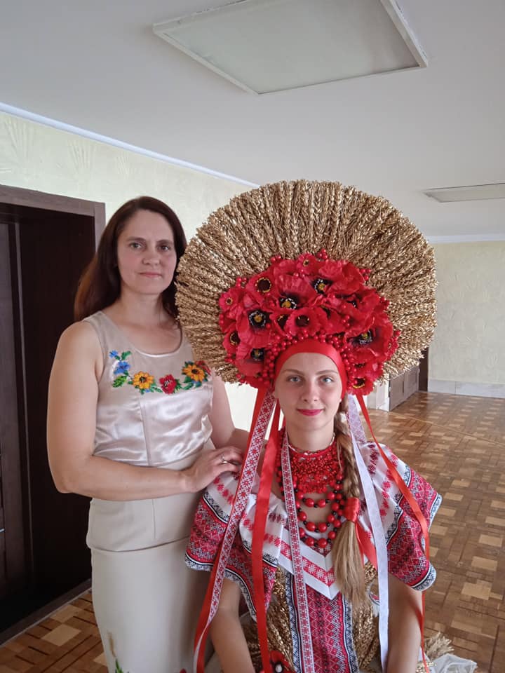 Майстриня Ольга Калин та дівчина-Україна в її етновінку