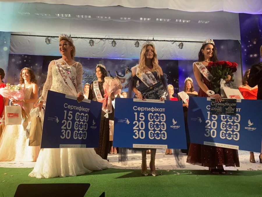 Тетяна Бартків (крайня зліва) підкорила серця журі конкурсу краси