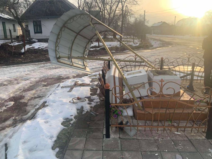 Хуліган пошкодив навіс каплиці та бетонну опору хреста, що на вул. Церковній