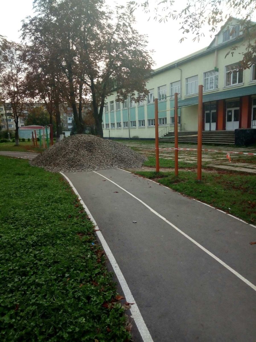 Спортивні майданчики, які будують на території ліцеїв, — зі штучним покриттям, розміром 12 на 13 метрів