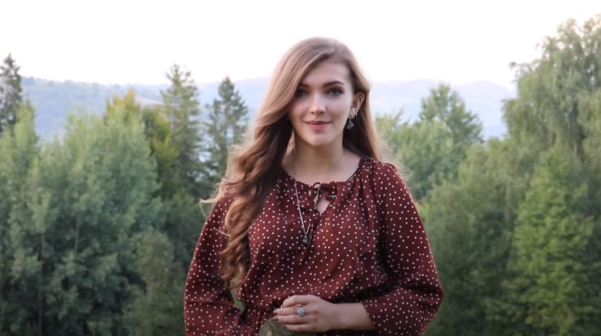 Майстриня як робити прикраси розібралась сама.