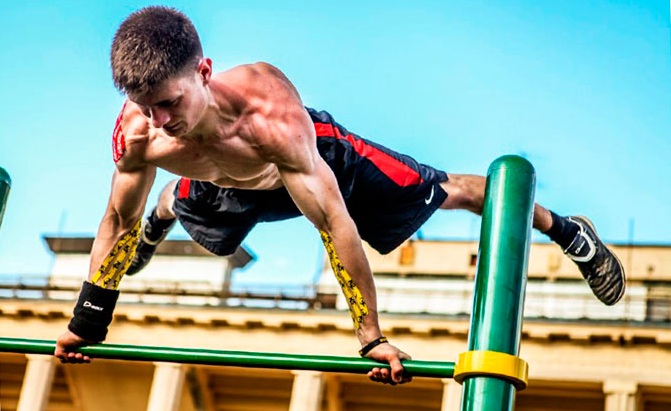 Ілюстроване фото. На майданчику біля ліцею №2 буде покриття з гумових плит, а на ньому — комплекс для гімнастичних вправ