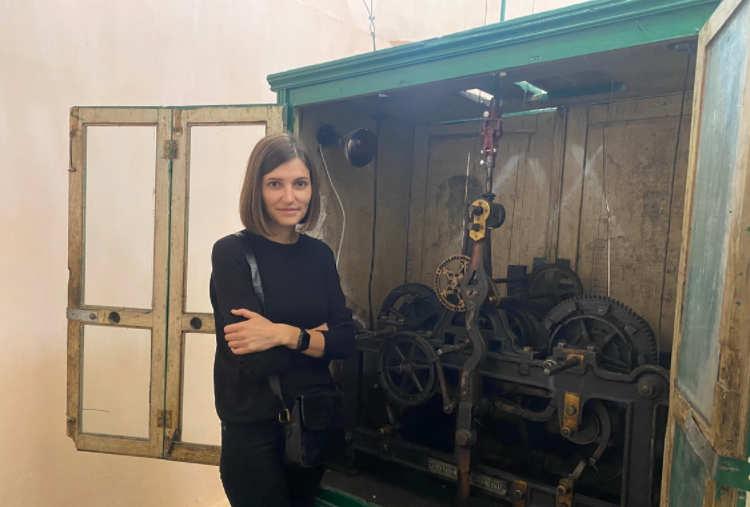 На роботі жінка повинна бути що дня о 9:00.