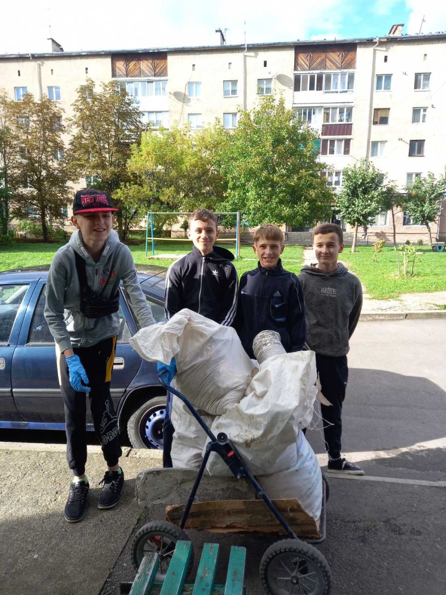 Прибирати допомагали і юні мешканці будинку