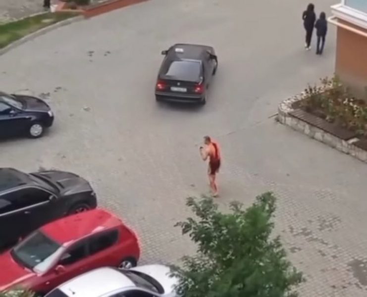 Правоохоронець вибіг із квартири на вулицю і попросив допомоги