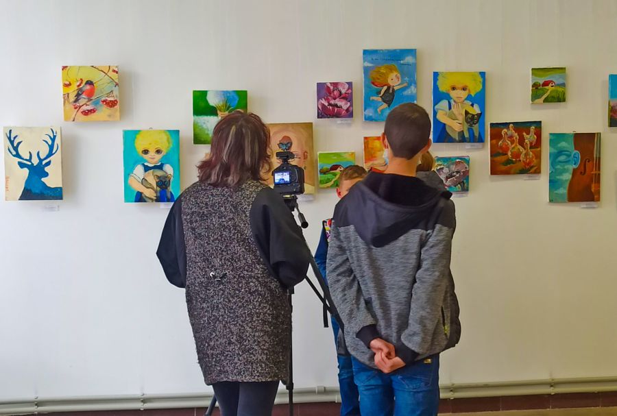 У виставковій залі розпочалась виставка "Малюють діти"
