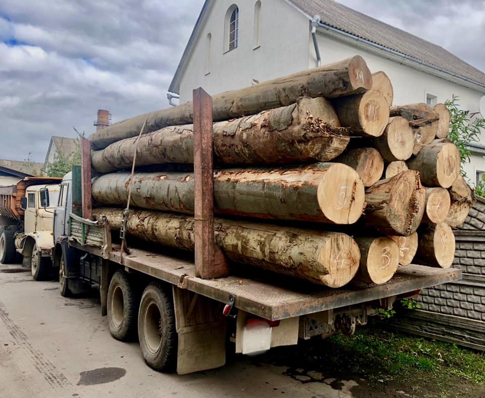 Поліція на вантажівку наклала арешт.