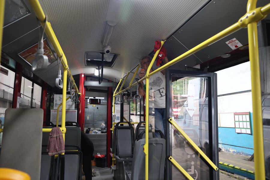 Тролейбуси та автобуси миють всередині та ззовні
