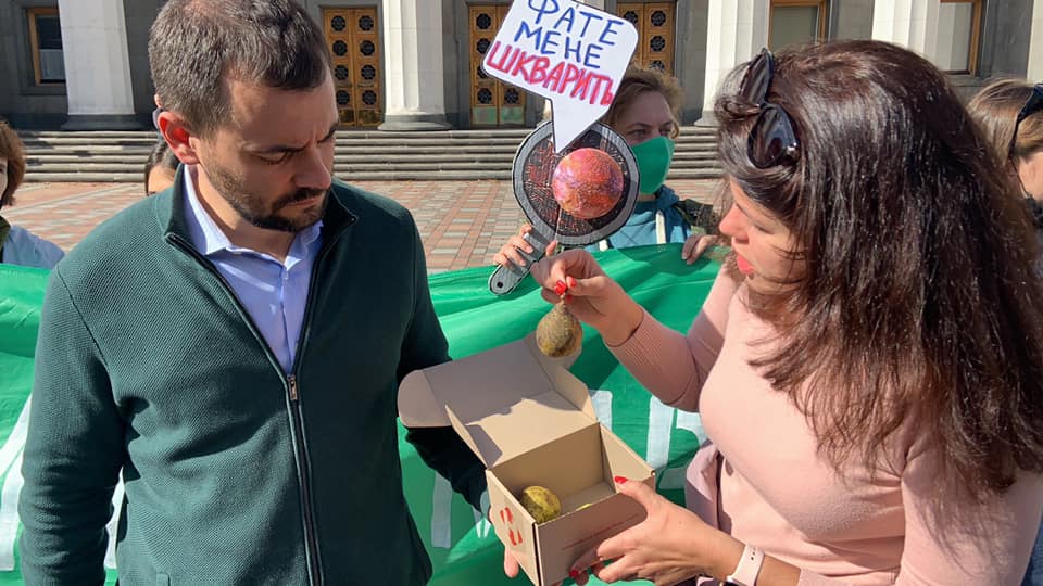 Груші з Бовшева нардепам надіслали місцеві мешканці