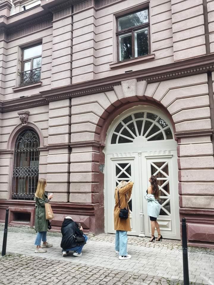 Оновлені парадні двері медичного університету вже використовують як фотозону