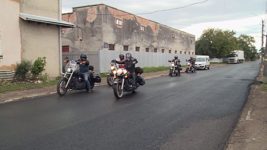 Всю дорогу чоловіки долають на мотоциклах.