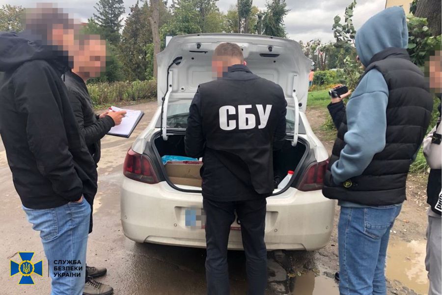 Затримані збували препарати в декількох обласних центрах.