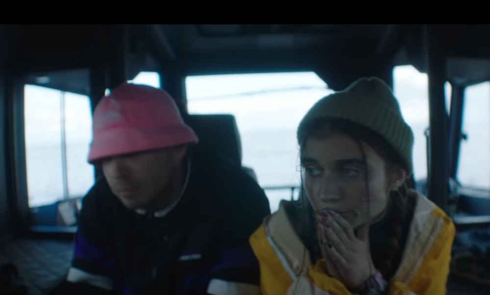 За ради кліпу вокаліст гурту Kalush плавав у холодній воді.