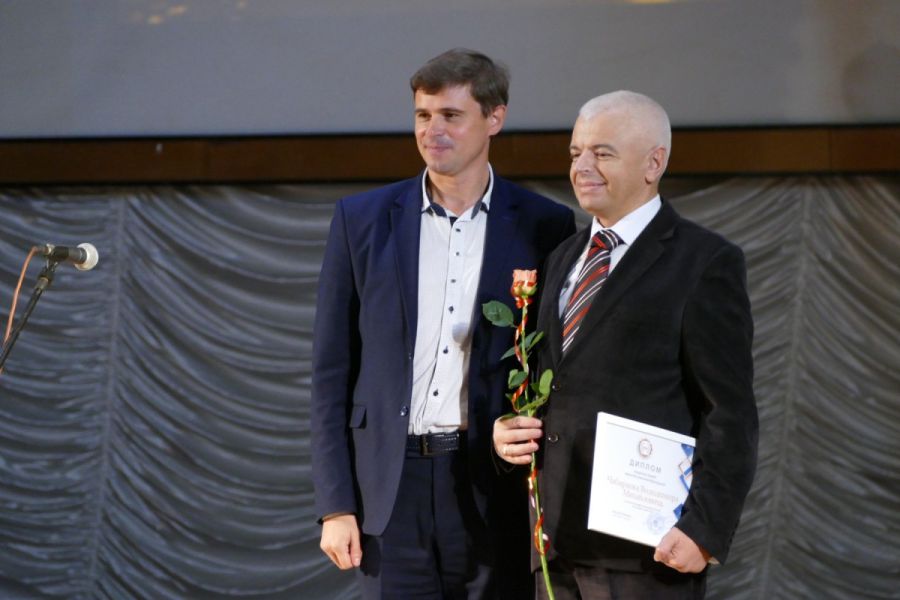 Володимир Чабаранок отримав нагороду на урочистостях з нагоди Дня вчителя. Фото: kalushcity.gov.ua