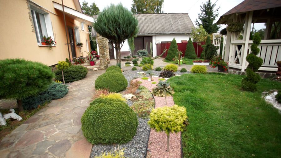 Декоративний сад сім'ї Фреїв — не просто асортимент красивих рослин, а ще й оригінальне дизайнерське рішення