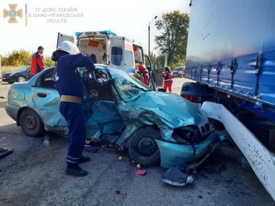 На світлинах з місця автопригоди видно, що легковий автомобіль "влетів" під фуру