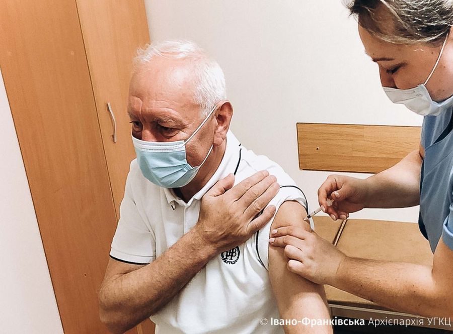 Раніше Владика Володимир не вакцинувався через наявність антитіл після перенесеної хвороби