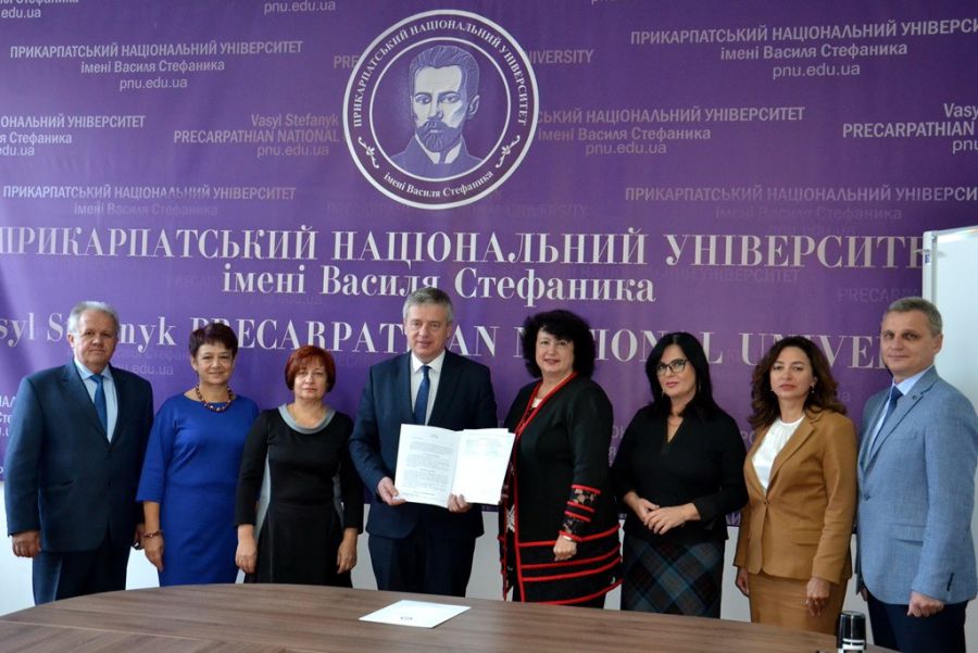 Угоди про співпрацю підписали керівники ліцеїв №2, 3, 10, імені Дмитра Бахматюка та начальниця управління освіти