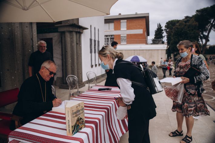 Книга зібрала в собі збірку оповідань записаних під час апостольської місії автора до Італії.