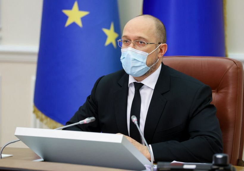 Очільник уряду наголосив, що для роботи закладів освіти у "червоній" зоні потрібно 100% вакцинованих працівників.