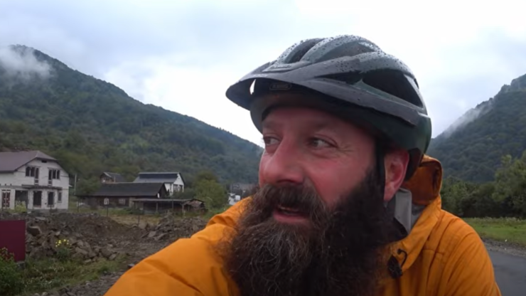 Андрій подорожуючи паралельно веде свій відеоблог.