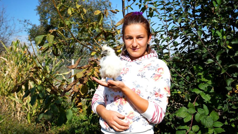 Любов Семчук демонструє свою улюблену білу пухову курочку