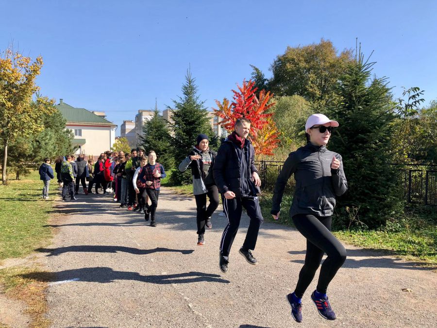 Діти займались спортом на свіжому повітрі.