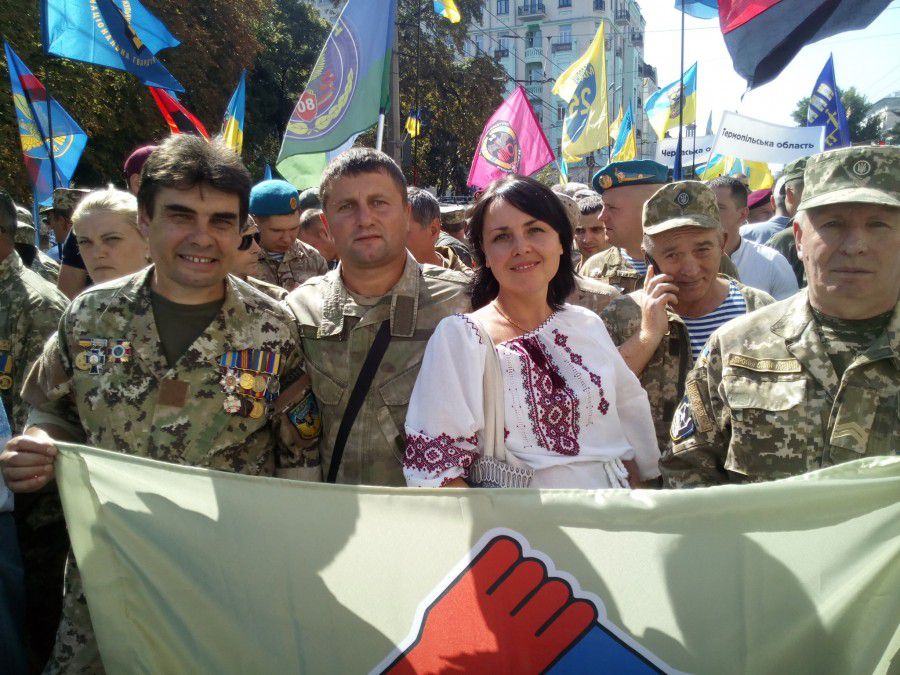 Ілюстроване фото. Від меморіальної дошки та горельєфу Євгену Коновальцю стартує Марш захисників України