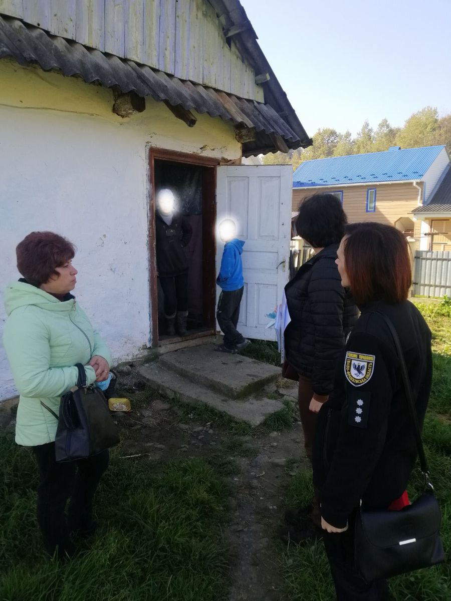 Мати охоче співпрацює з соціальними працівниками