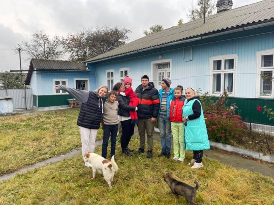 Пара виховує шестеро дітей.