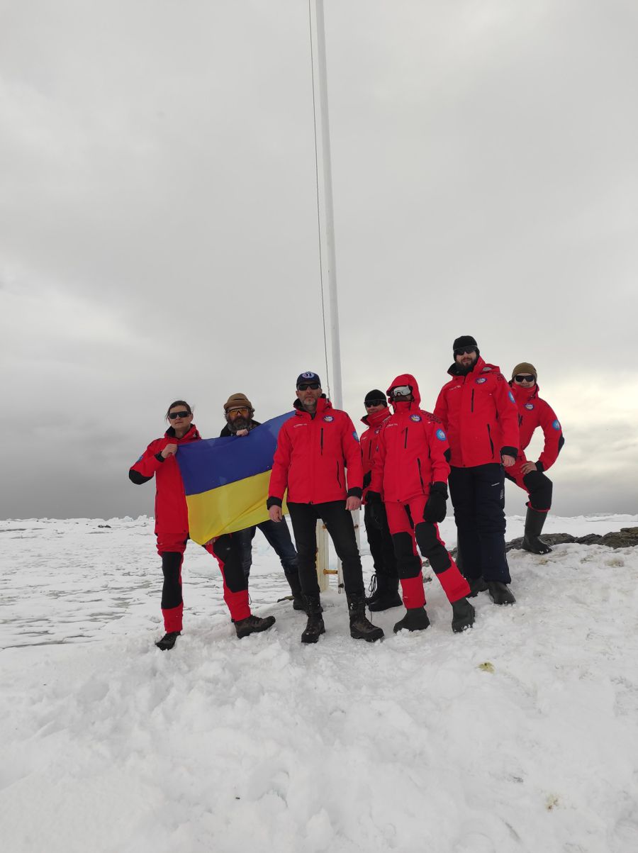 Над станцією тепер майоріють два українські прапори.