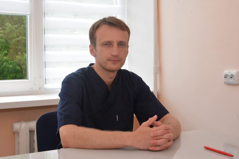 Лікар-травматолог-ортопед дитячої лікарні Ігор Черниш прадить батькам не зволікати з отриманням допомоги