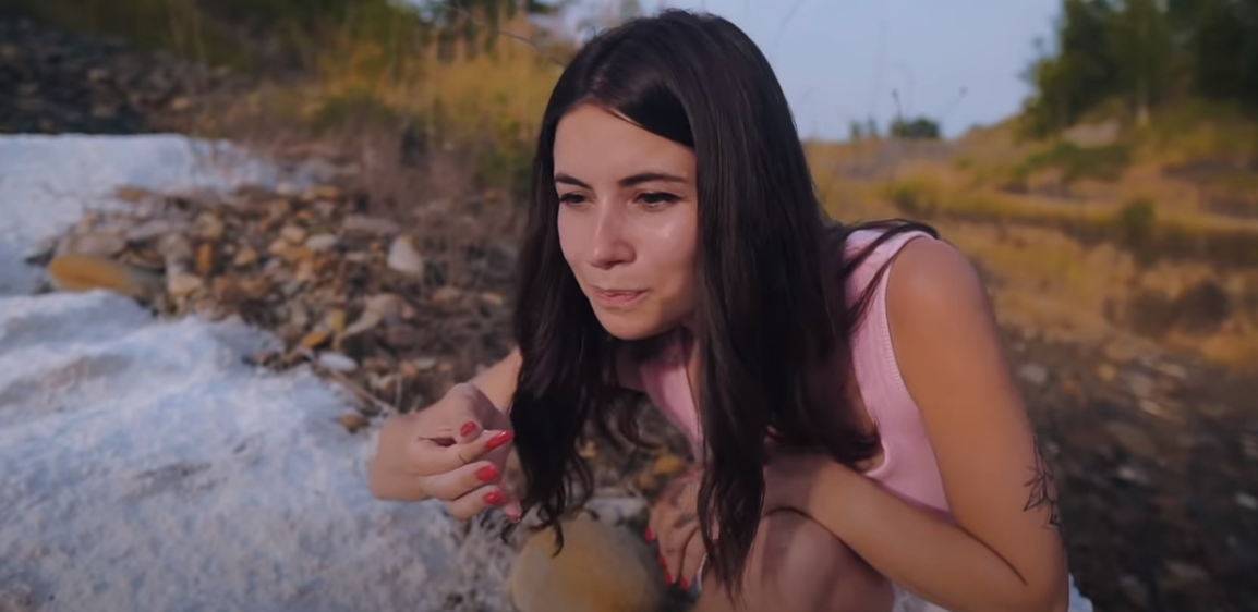 Блогерка пішли дійшла до Домбровського кар'єру та скуштувала соляні відклади