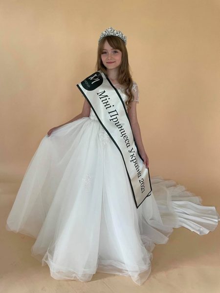 Дівчинка займається в акторський студії.