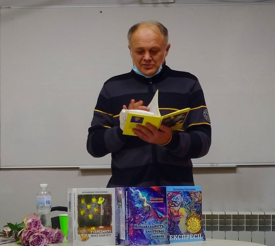 У подарунок від автора центральна бібліотека імені Тараса Шевченка отримала книги з автографом