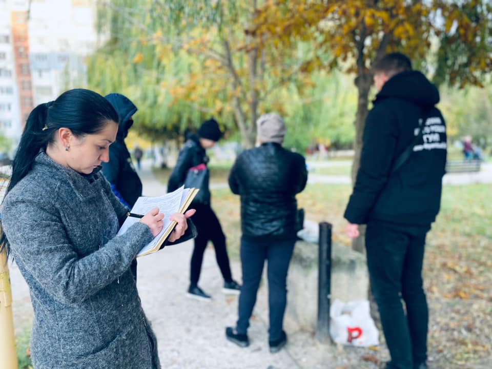 Поліцейські затримали групу шахрайок на одній із вулиць обласного центру після скоєння чергового злочину