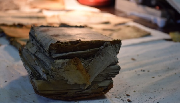 Ілюстроване фото. 10 000 доларів для музею є надто великою сумою, аби самостійно викупити бідон із документами