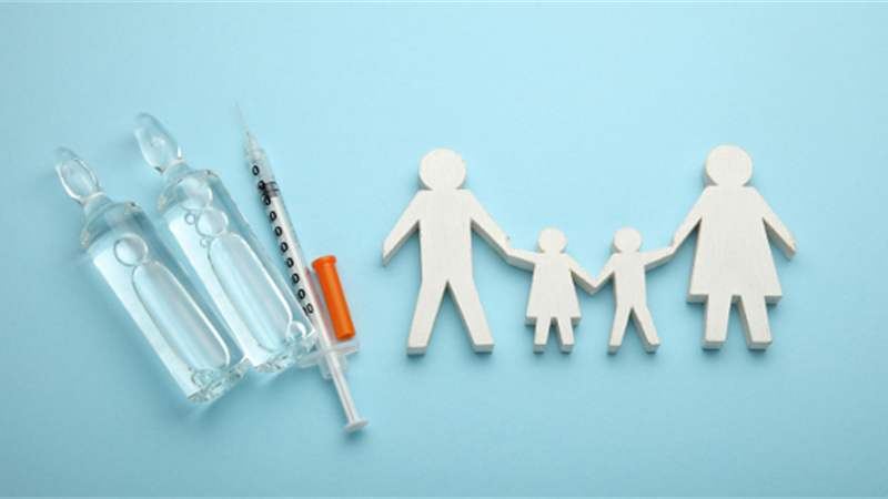 Ілюстроване фото. Люди закривали перед лікарями двері.