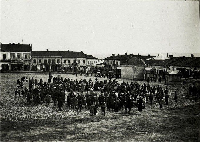 Ще 100 років тому торгівля в Калуші вібувалася на Ринковій площі (нині — площі Героїв)