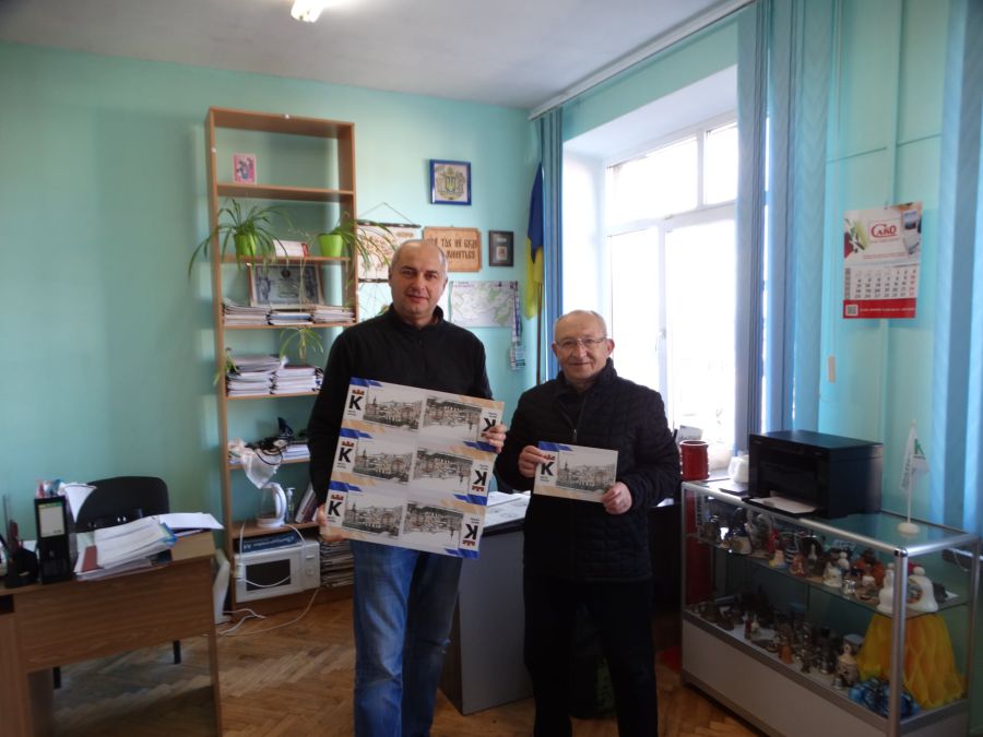 Віктор Павлів та Мирослав Гаталевич із сувенірною плиткою