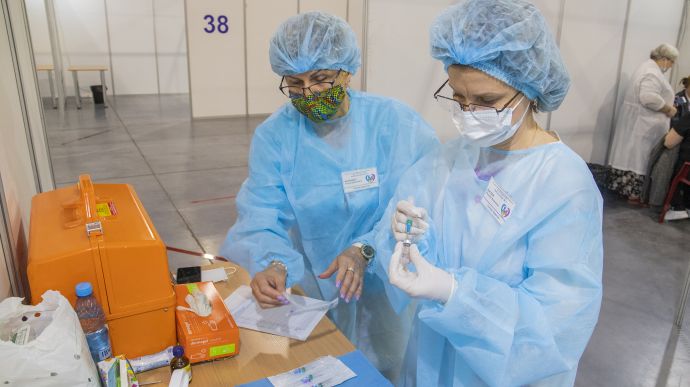 Ілюстроване фото. Людям, які перенесли трансплантацію органів будуть рекомендувати третю дозу вакцини.