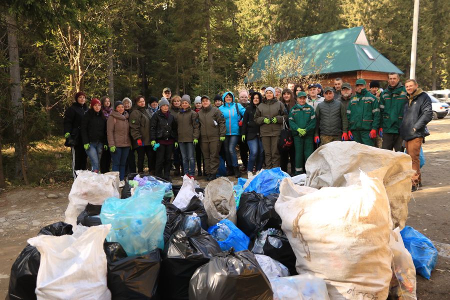 За горе-туристами доводиться вивозити мішки сміття