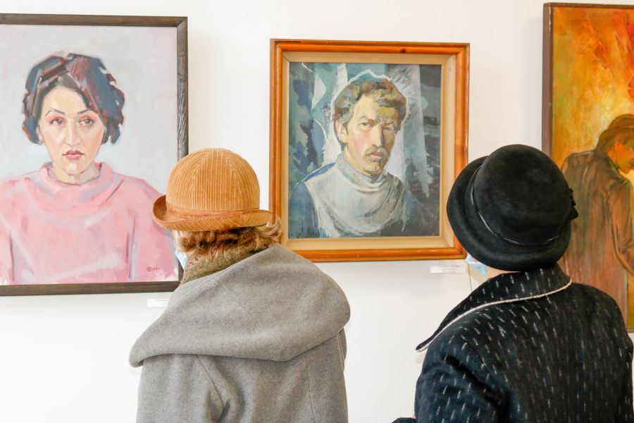 Нині у виставковій залі експонується колективна виставка калуських художників "Акценти". Фото: Наталія Ковальська