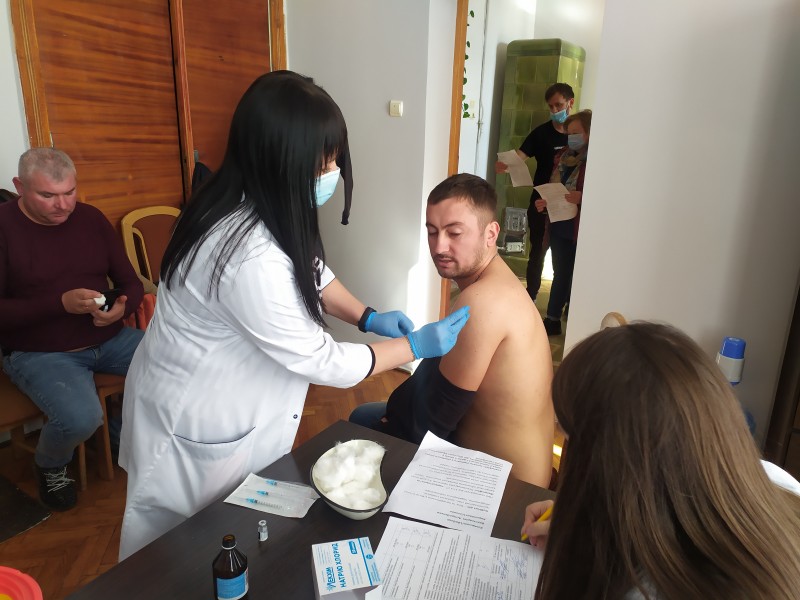 Після наради в приміщенні виконкому вакцинувався староста Копанківського старостинського округу Мар'ян Бунга